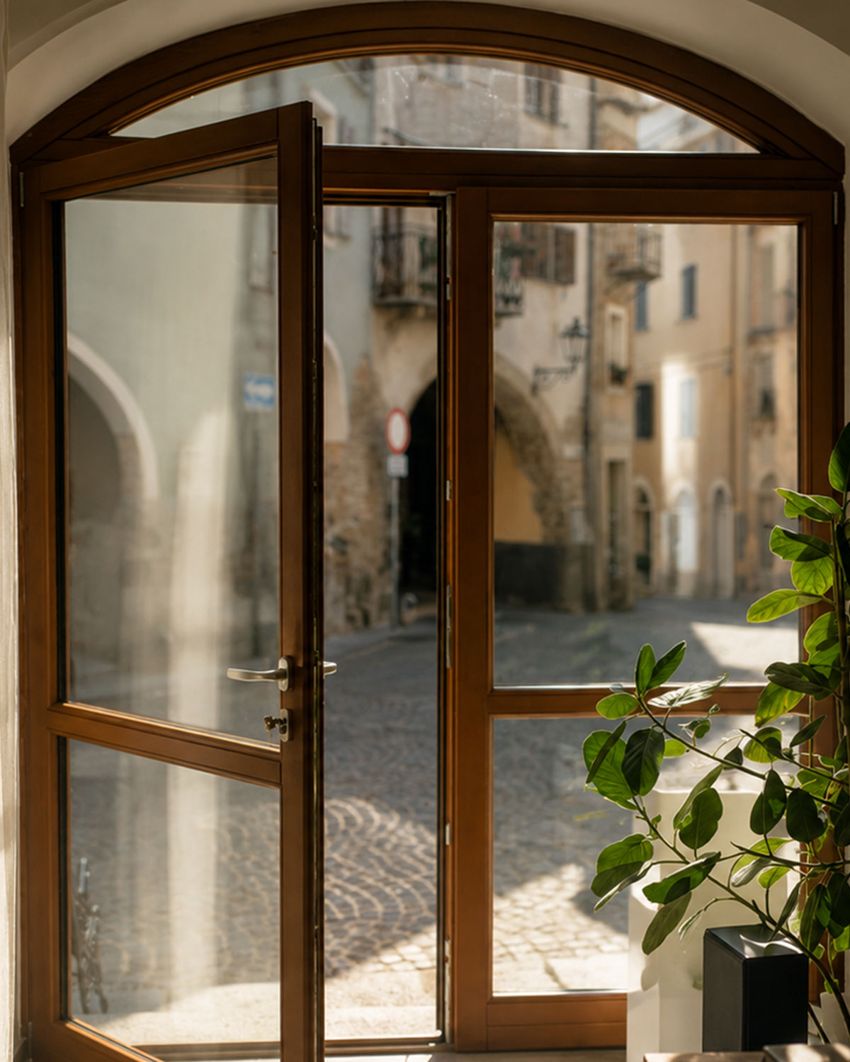 Offene Tür mit Blick aus einem Arbeitsraum in Murazzano